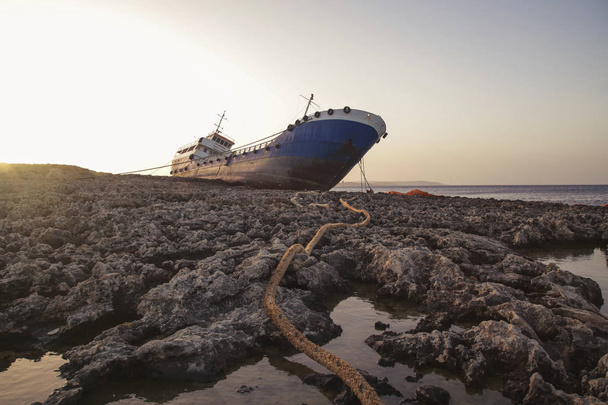 Verwoeste schipbreuk op het strand - Foto, afbeelding