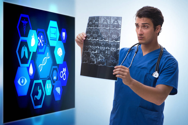 Доктор в области телемедицины, изучающий рентгеновское изображение
 - Фото, изображение