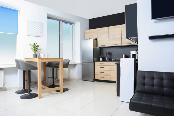 Útulný moderní kuchyň interiér s novým nábytkem a spotřebiči - Fotografie, Obrázek