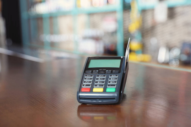Hitelkártya gép nem készpénzes fizetés kávéház fából készült számláló. Hely a szöveg - Fotó, kép