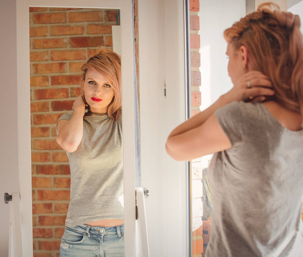 γυναίκας ντύνοντας κοντά σε καθρέφτη στο σπίτι. - Φωτογραφία, εικόνα