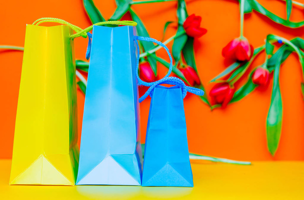 Синяя сумка и тюльпаны
  - Фото, изображение