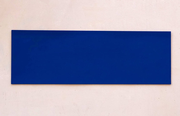 Длинный синий пустой баннер на стене
. - Фото, изображение