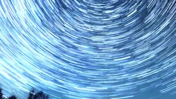 Starry gökyüzü kutup yıldızı etrafında döner. İzleri solma hatları şeklinde bırakın. Kış, Rusya. Video. UltraHD (4k) - Video, Çekim