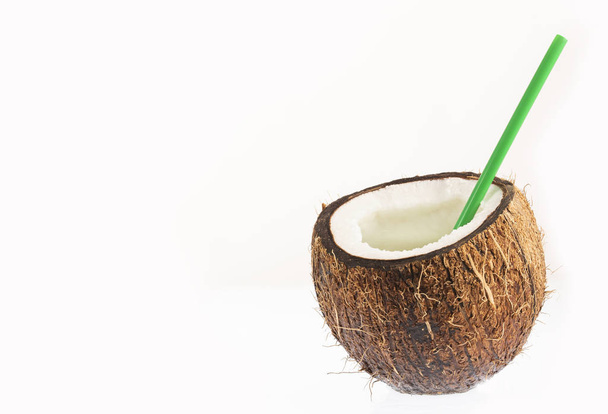 Coconut juice, coconut water drink - Cocos nucifera - 写真・画像