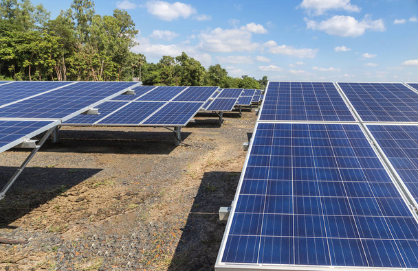           Close up file array di celle solari o fotovoltaico nella centrale solare convertire l'energia luminosa dal sole in energia elettrica alternativa rinnovabile pulita dal sole
 - Foto, immagini