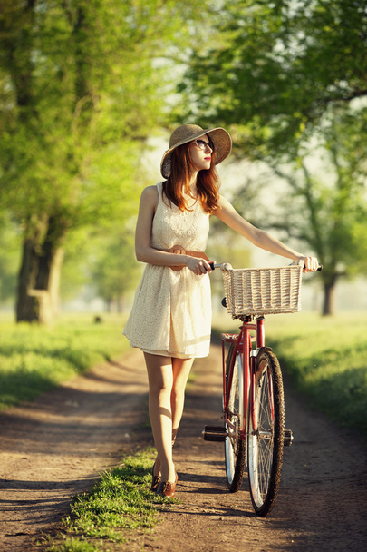 田舎の自転車の女の子 - 写真・画像