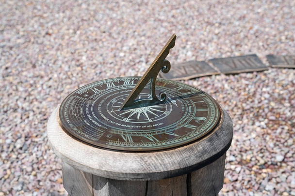 Sundial on a wooden pedestal - Foto, imagen