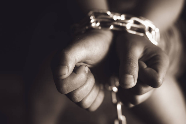Chain on hand of female prisoners, concept of imprisonment, puni - 写真・画像