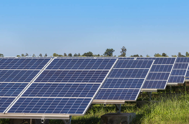                  Fermer rangées tableau de cellules solaires ou photovoltaïques dans la centrale solaire énergie renouvelable propre alternative
 - Photo, image