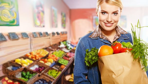 Femme faisant des achats de fruits et légumes dans le département des produits
 - Photo, image