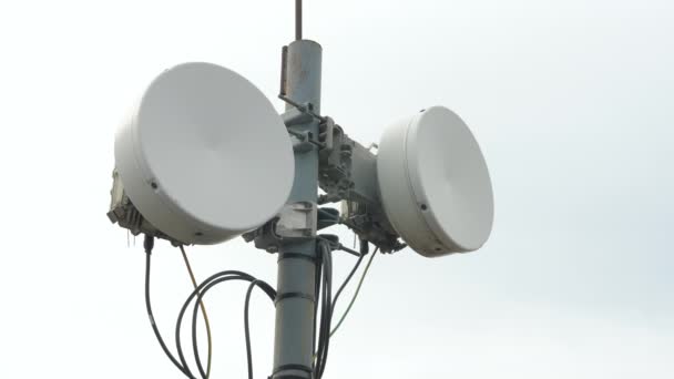 送信機の信号。通信中継アンテナ システム。メディア アンテナ通信塔を塔します。テレビ送信機。放送機 - 映像、動画