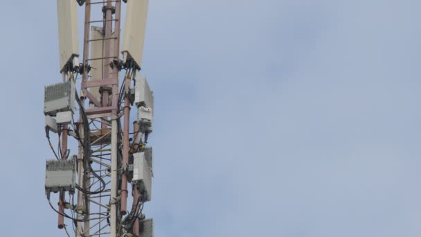 Torre de telecomunicaciones. Teléfono poste. Torre de telecomunicaciones con antenas de comunicación celular en el cielo. Concepto de redes de generación. Inversión en infraestructura. Mercados maduros en todo el mundo
 - Metraje, vídeo