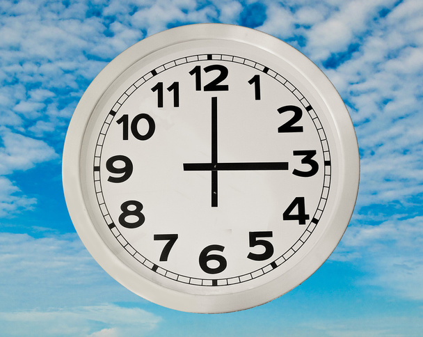 Relógio Branco isolado no céu azul backgroun
 - Foto, Imagem