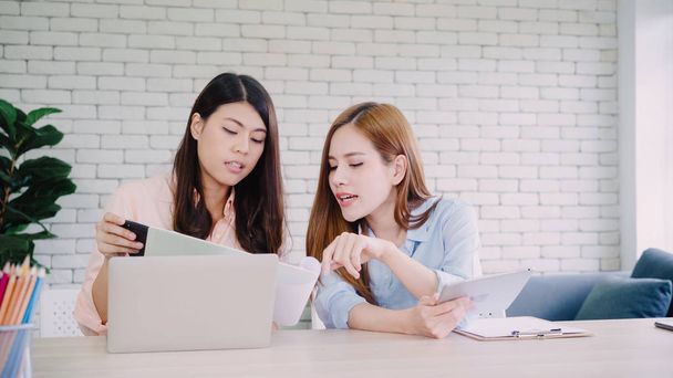 Atrakcyjna inteligentna creative azjatycki biznes kobiety w smart na co dzień noszą pracy na laptopie siedząc na biurko w biurko. Styl życia kobiety pracują w biurze concept. - Zdjęcie, obraz