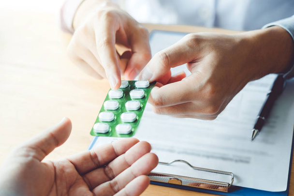 Medico o medico raccomandano pillole prescrizione medica al maschio
 - Foto, immagini
