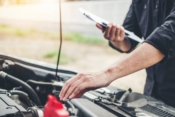 Auto mechanic working in garage Technician holding clipboard and - Foto, Imagem