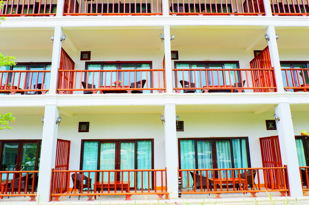 Το ξενοδοχείο διαμέρισμα Μπαλκόνι δωματίου εξωτερική άποψη σειρές από μπαλκόνια t - Φωτογραφία, εικόνα