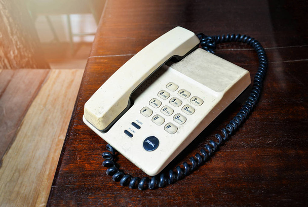 Retro-Telefon alt auf Holztisch im Büro alten Ton Stil - Foto, Bild