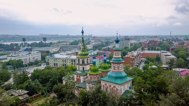 Rosja, Irkuck - 26 lipca 2018: Kościół Świętego Krzyża, Kościół prawosławny, protestanckiego Kościoła, od Dron  - Zdjęcie, obraz