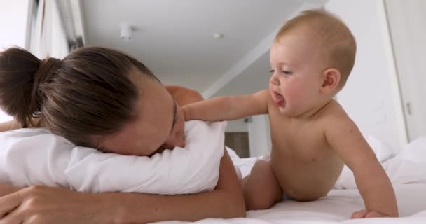 Kleine baby wakker slaap moeder - Video