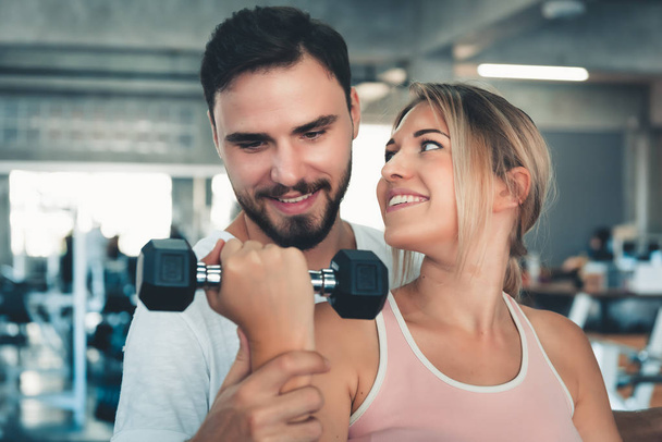 Retrato de amor en pareja en el entrenamiento de fitness con mancuerna Equipm
 - Foto, Imagen
