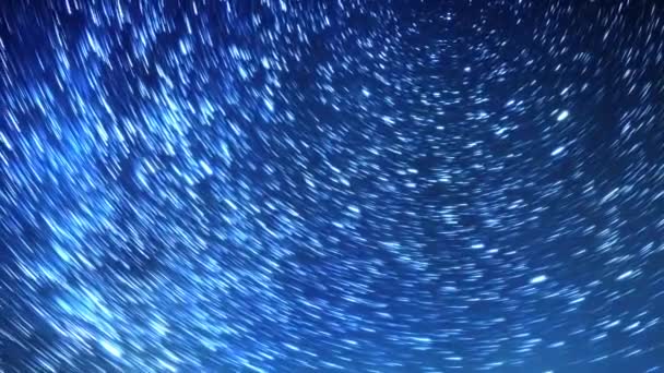 Gwiaździste niebo obraca się wokół gwiazdy polarnej. Zostaw ślady w postaci linii zanikanie. Zima, Rosja. Wideo. UltraHD (4K) - Materiał filmowy, wideo