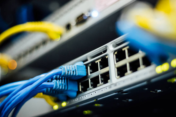 Câbles réseau connectés dans un centre de données technologique
. - Photo, image