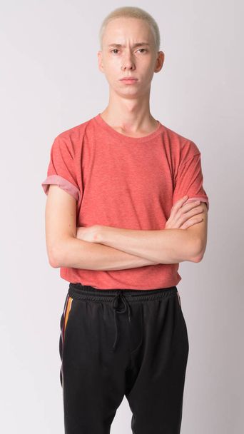 Retrato de un joven andrógino guapo con los brazos cruzados
 - Foto, imagen