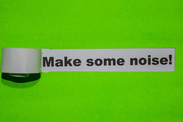 Make Some Noise!, concepto de inspiración sobre papel verde desgarrado
 - Foto, imagen