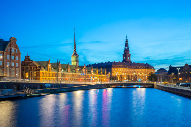 Nachtansicht auf Schloss Christiansborg in Kopenhagen, Dänemark - Foto, Bild
