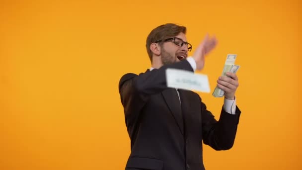 Cheerful man throwing money from bunch in his hands, victory, big win, fortune - Séquence, vidéo