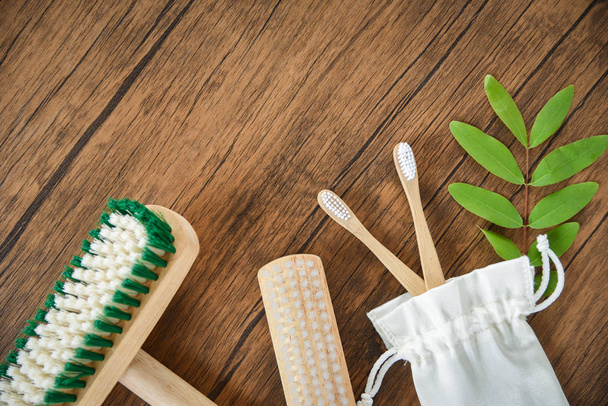 Cero residuos de baño utilizar menos concepto de plástico / cepillo de piso, bam
 - Foto, Imagen