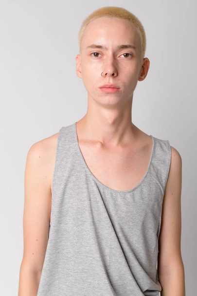 Portré, fiatal csinos androgün férfi orr-gyűrű - Fotó, kép