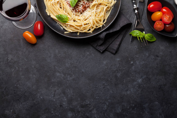 Bolognese spagetti tészta paradicsom és darált hús szósz, parmezán sajt, friss bazsalikom - Fotó, kép