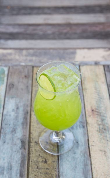 Vihreä cocktail grunge pöydällä
 - Valokuva, kuva