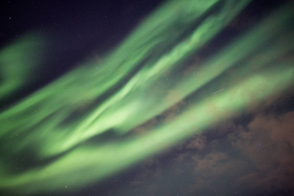 Gyönyörű zöld Northern lights, Aurora borealis robbanás  - Fotó, kép