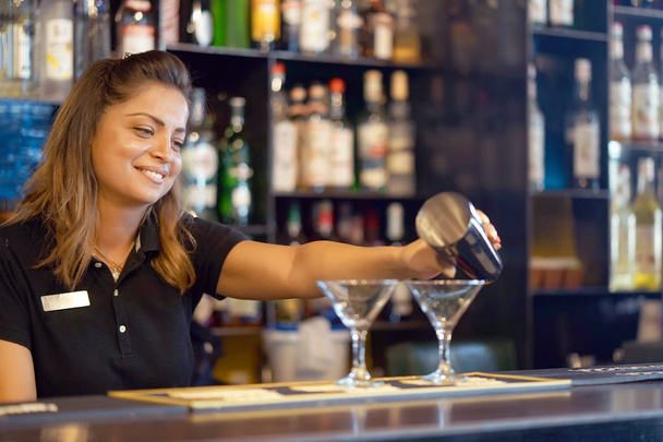 Barman žena drží profesionální šejkr. - Fotografie, Obrázek
