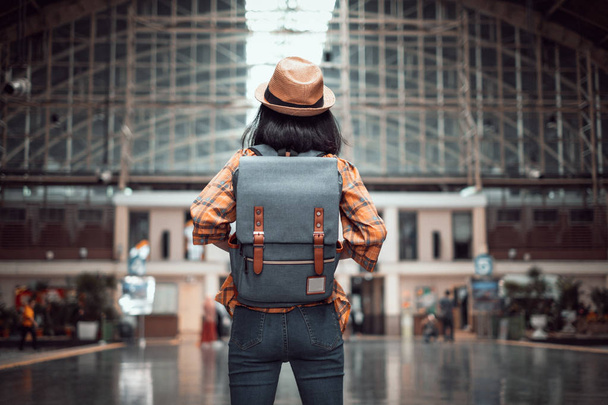 Азійська жінка туристичний рюкзак до залізничної станції. на станції Уа Ламфон Бангкок Таїланд. - Фото, зображення
