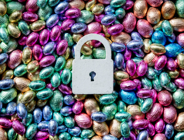 Bu kilit üzerinde renk çikolata Paskalya yumurtaları - Fotoğraf, Görsel