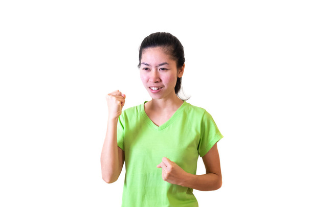 asiatische Frauen in grünen Hemden drückten seinen freudigen Sieg aus und kämpften mit Fäusten. Glücklich lächelnd. isoliert auf weißem Hintergrund und Clipping-Pfad. - Foto, Bild