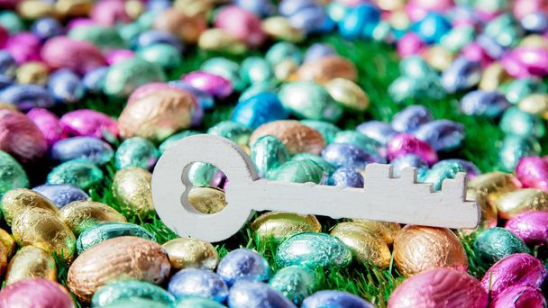 rengi çikolata Paskalya yumurtaları ve anahtar - Fotoğraf, Görsel