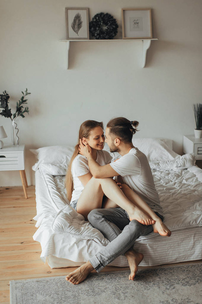 Beautiful loving couple kissing in bed - Foto, Bild