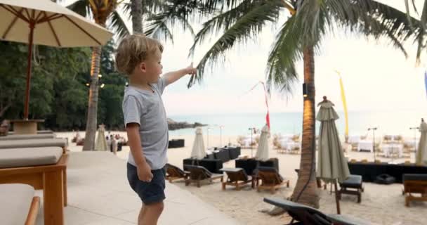 Lindo chico apuntando al mar en la playa
 - Metraje, vídeo