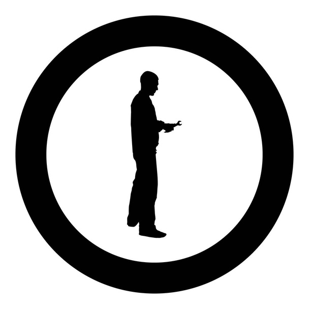 Επισκευαστής πλοίαρχος άνθρωπος με φόρμες με εργαλείο κλειδί παξιμάδι του χέρια βίδα βασικό κλειδί κλειδί γαλλικό κλειδί γαλλικό κλειδί εικονίδιο μαύρο χρώμα διάνυσμα σε κύκλο γύρω από εικονογράφηση επίπεδη στυλ εικόνας - Διάνυσμα, εικόνα