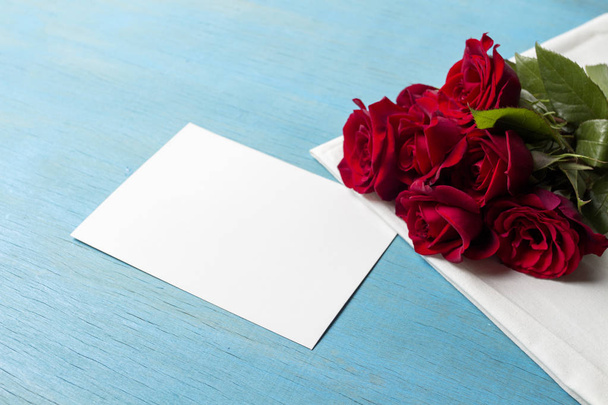 Bouquet de roses rouges, feuille propre, fond de bois bleu. Copier sp
 - Photo, image
