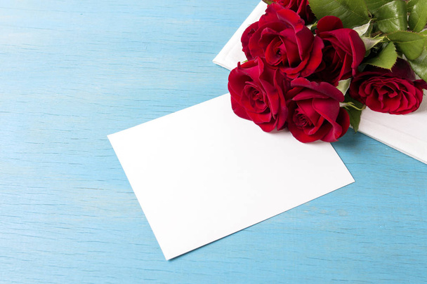 Букет червоних троянд, чистий лист, синій дерев'яний фон. Копіювати sp
 - Фото, зображення