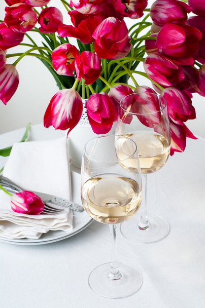 Dos copas de vino blanco en una mesa
 - Foto, Imagen