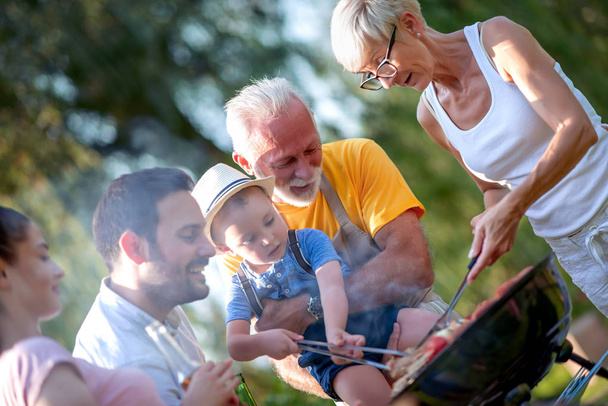 Famiglia felice che fa festa barbecue nel backyard.Food, famiglia, divertimento e felicità concetto. - Foto, immagini