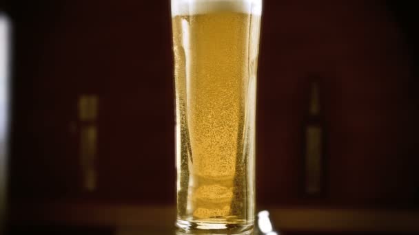 La birra sta versando nel bicchiere
 - Filmati, video